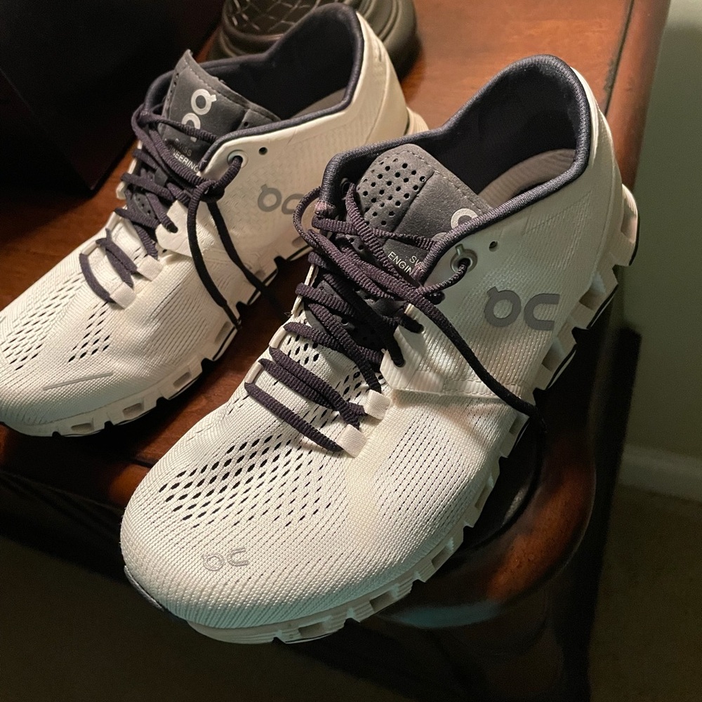Ladies On Cloud white sand- size 7.5